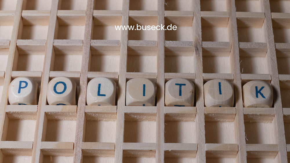 Bausteine auf denen "Politik" steht