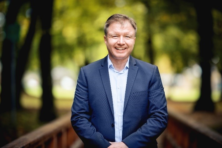 Bürgermeister Ranft steht auf einer Holzbrücke Bürgermeister Ranft steht auf einer Holzbrücke