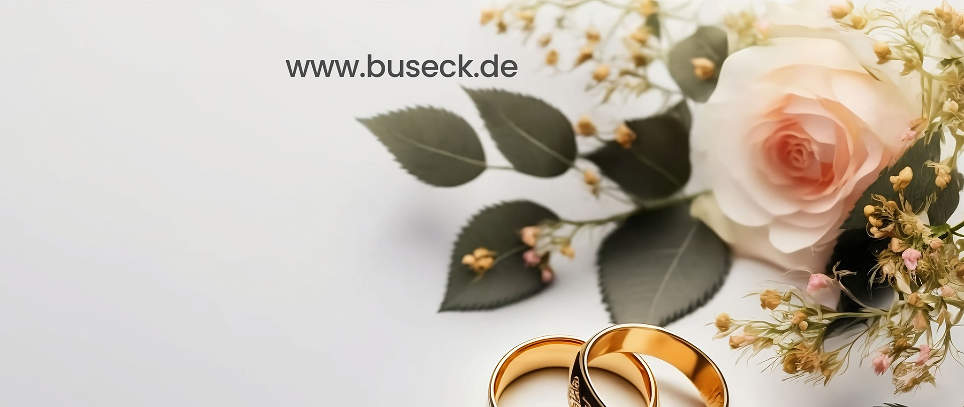 Blumen und Ringe auf Hochzeitstisch