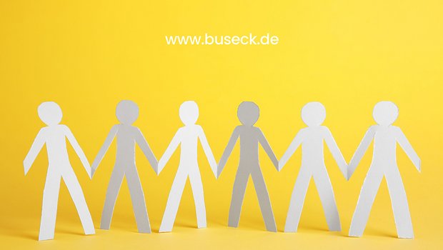 Männchen aus Papier halten sich an den Händen