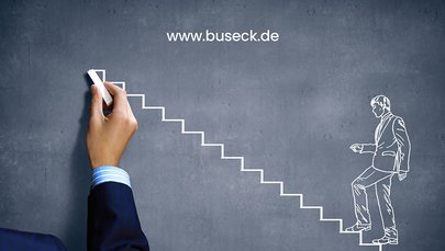 Hand die eine Karriereleiter an die Tafel malt