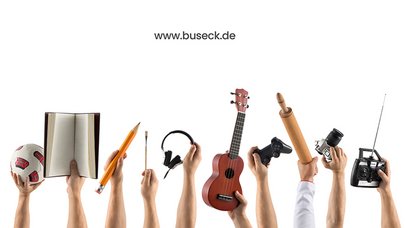 Hände die Musikinstrumente und Sportgeräte hochhalten