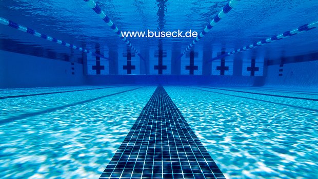 Tauchgang im Schwimmbad