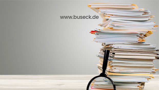 Alte Dokumente mit Lupe davor